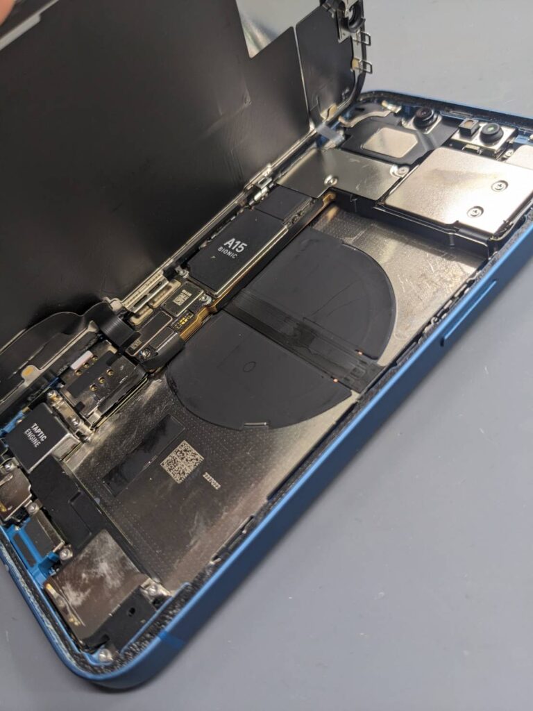 膨張したバッテリーを取り外したiPhone13の内部