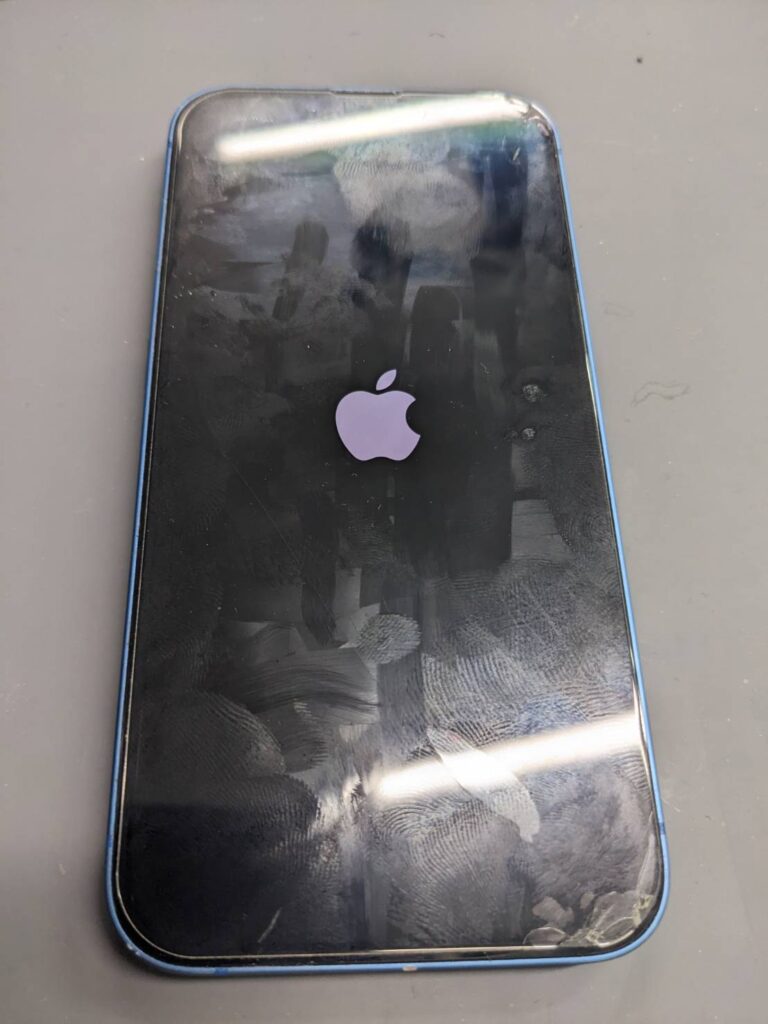 新品バッテリー交換後に起動確認を行うiPhone13本体