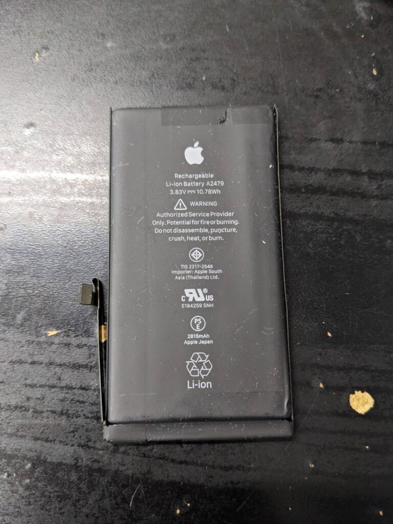 iPhone12Proから取り外した劣化したバッテリー。バッテリー交換修理時の部品写真。