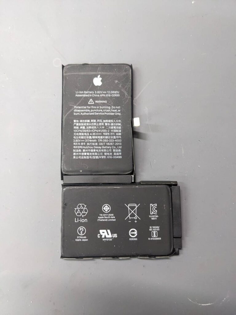 iPhoneXS Maxから取り外した劣化した純正バッテリー。