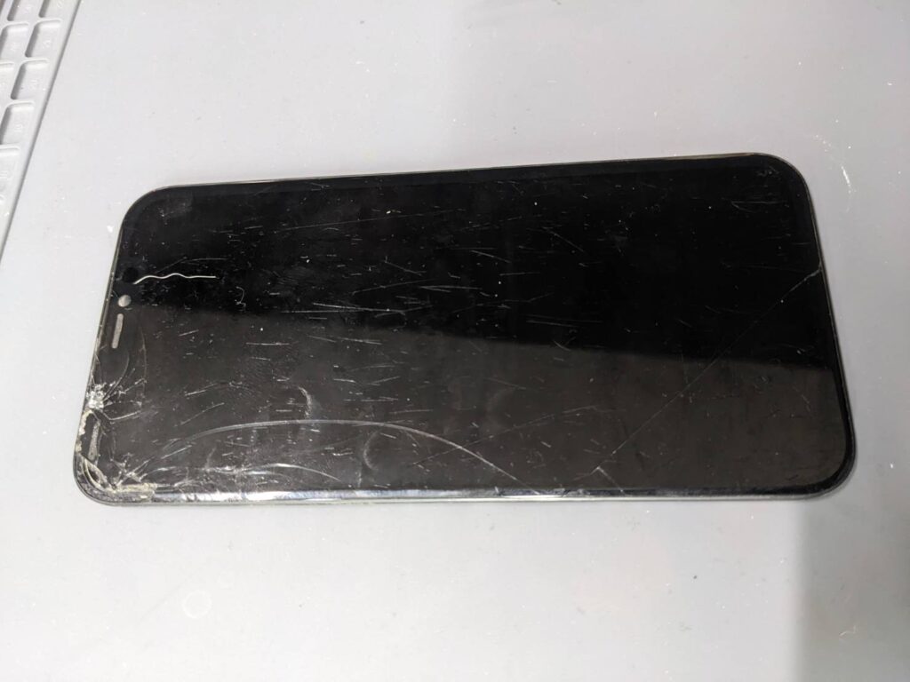 落下により画面が破損したiPhone11のフロントパネル