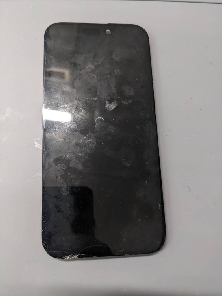 iPhone15 Proの画面下部に発生したガラス割れの状態