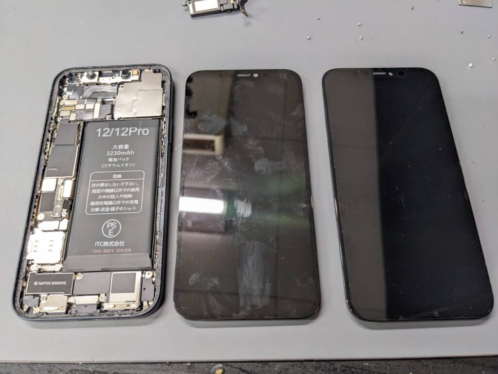 iPhone12の故障したディスプレイと新品画面を並べた修理写真