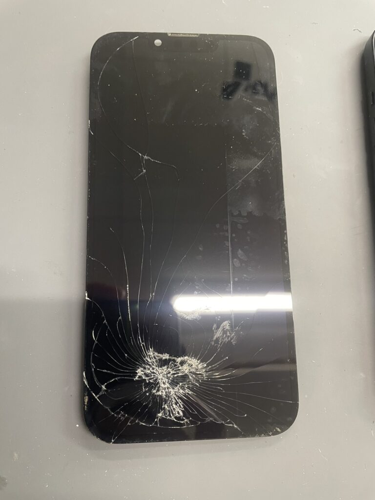 落下の衝撃で画面下部を中心に大きく破損したiPhone13です。