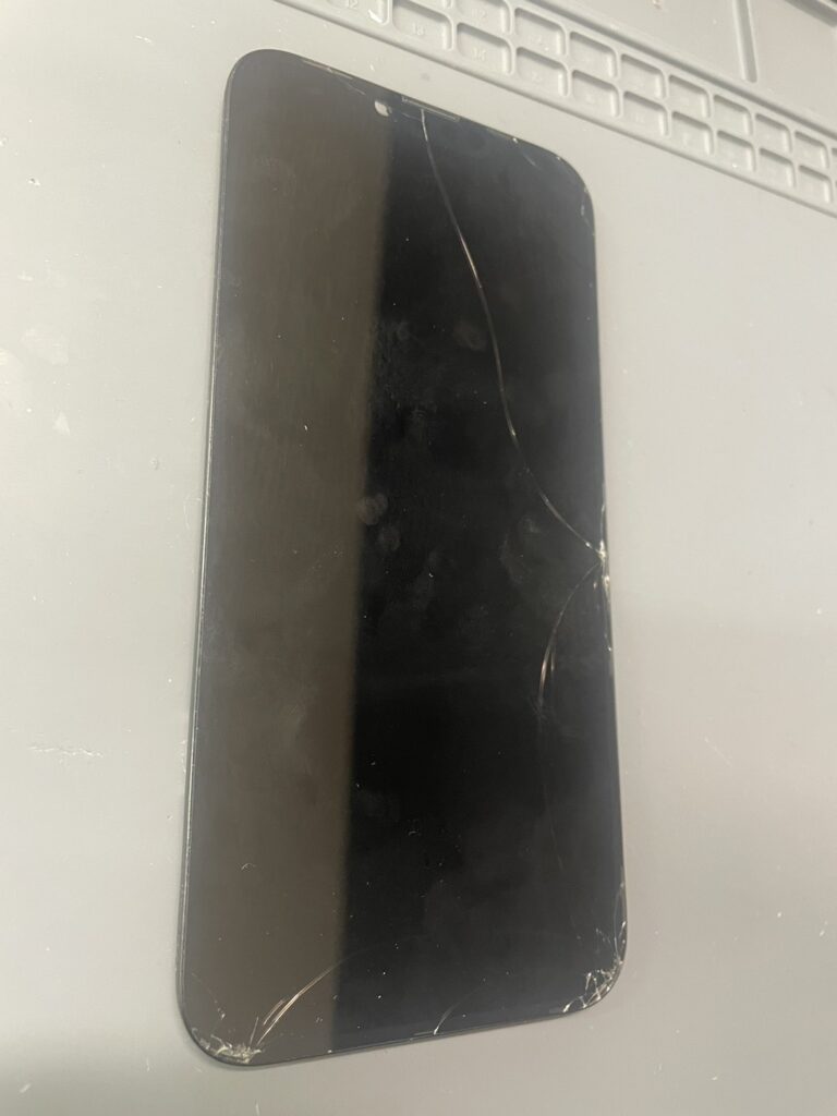 iPhone13 Pro Maxの画面上下に破損が見られる画面割れ修理事例