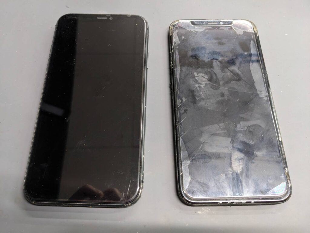 iPhone11のガラス割れ修理で取り外したディスプレイと新品画面