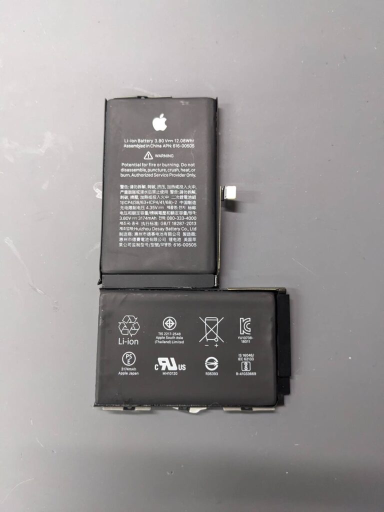 iPhoneXS Maxの取り外した純正バッテリー交換修理の写真