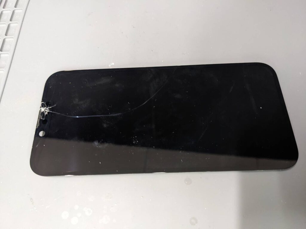 落下により上から画面全体へヒビが広がったiPhone14の画面割れ修理前