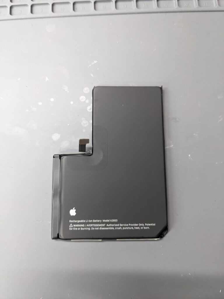 iPhone13 Pro Maxから取り外した劣化した純正バッテリーの交換部品写真