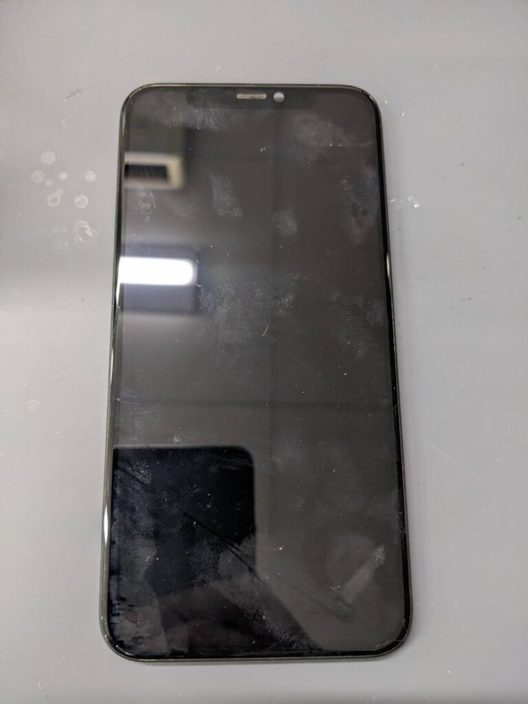 液晶損傷により交換修理を行うiPhone11 Proのディスプレイ表面