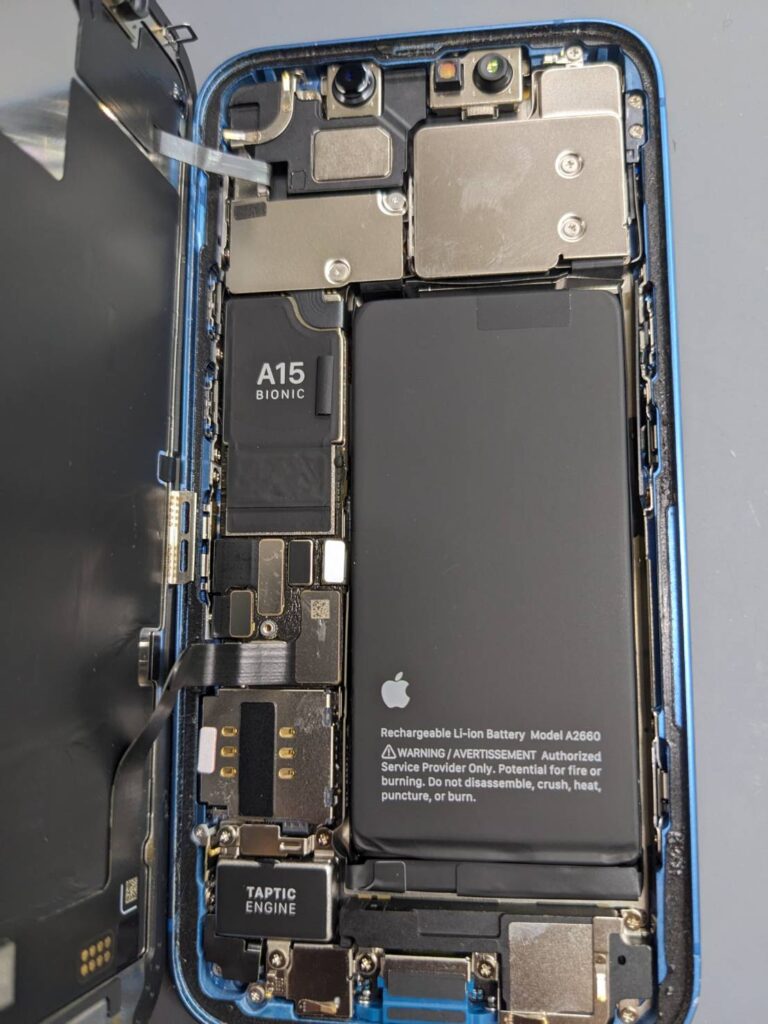 iPhone13miniのバッテリー交換前の端末内部