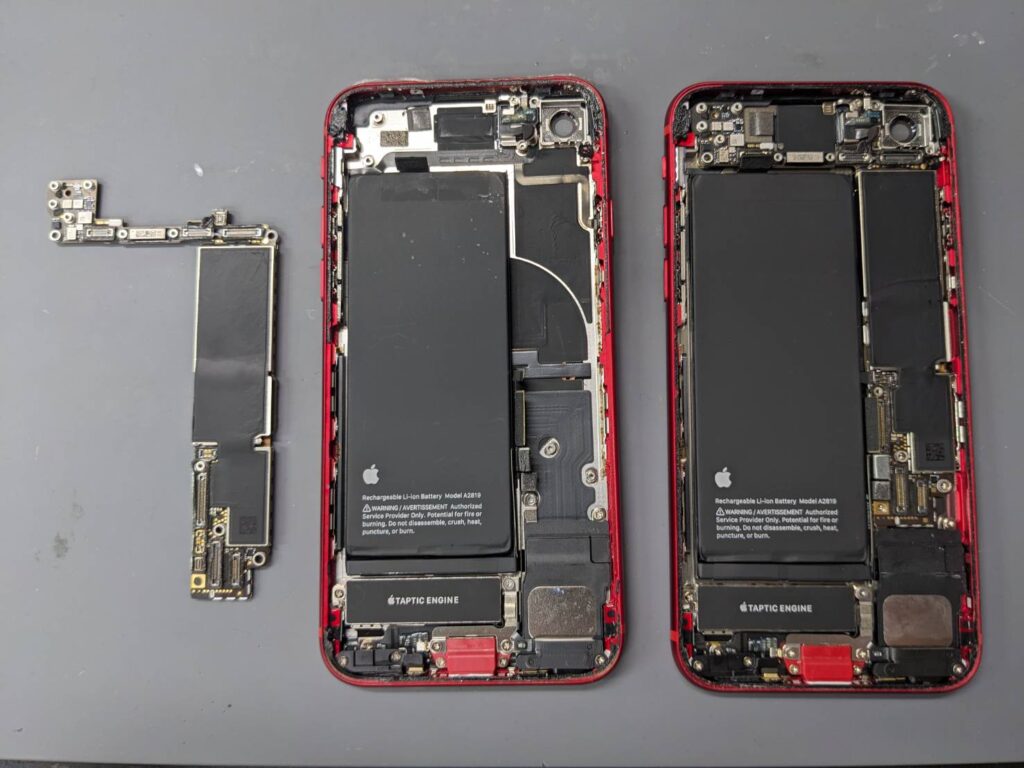 iPhoneSE(第3世代)の基板載せ替え修理でロジックボードを正常な本体へ移植している作業中の様子