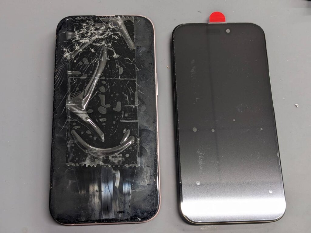 画面が大きく破損したiPhone15と交換用ディスプレイパネル