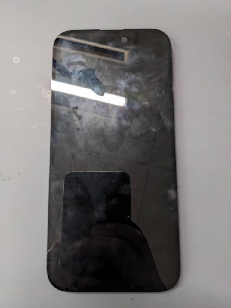 液晶破損により表示不良が発生したiPhone14 Proのフロントディスプレイ