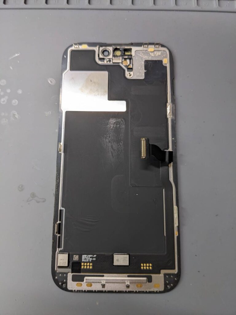 液晶破損により表示不良が発生したiPhone14 Proのフロントディスプレイの裏側