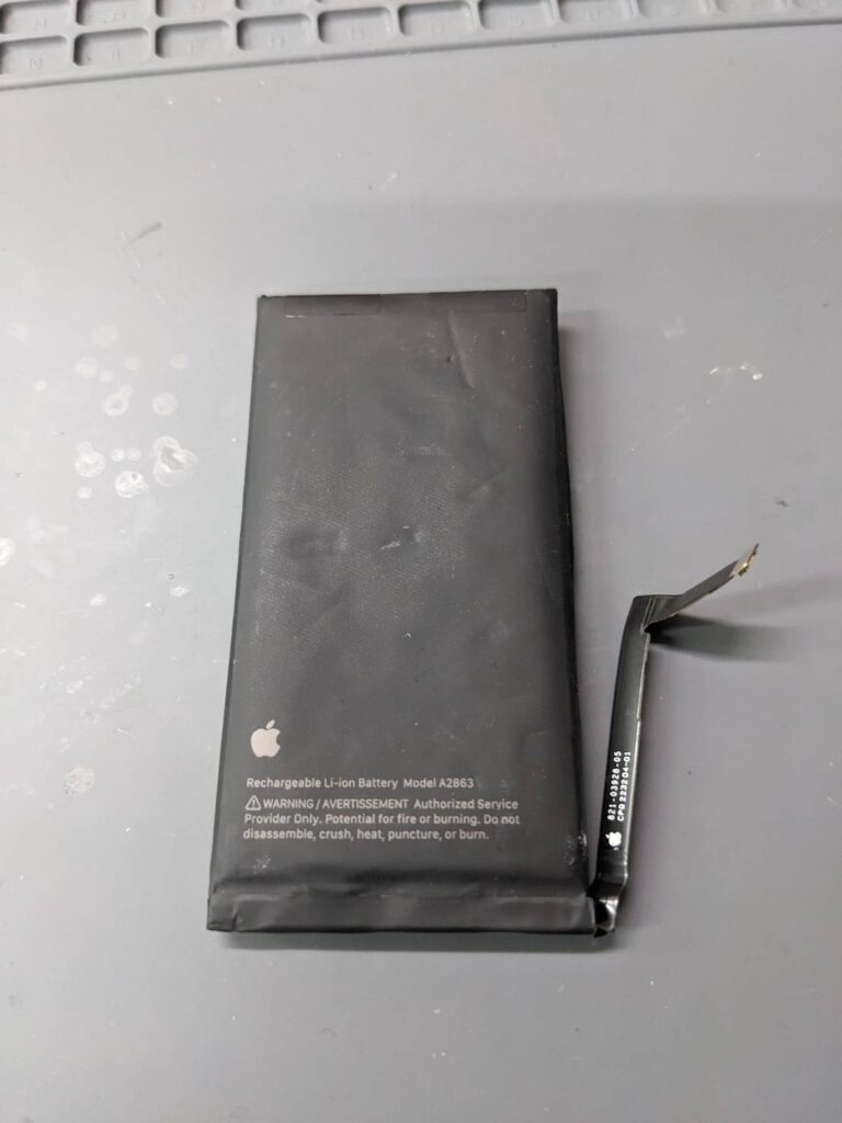 iPhone14から取り外した劣化した純正バッテリーの状態