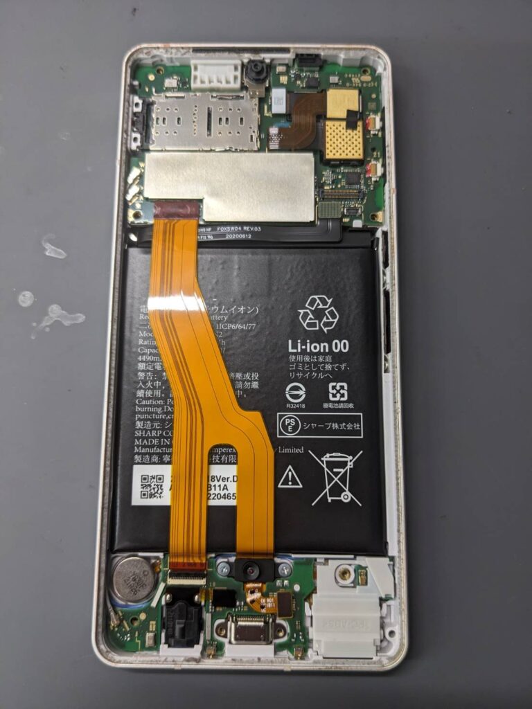 AQUOS sense6を分解し、内部バッテリー交換作業を行っている修理中の様子。