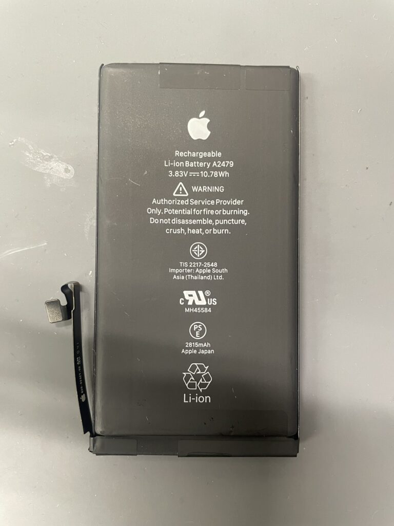 iPhone12 Proから取り外した純正バッテリー。バッテリー交換修理で取り外したApple純正バッテリーの状態。