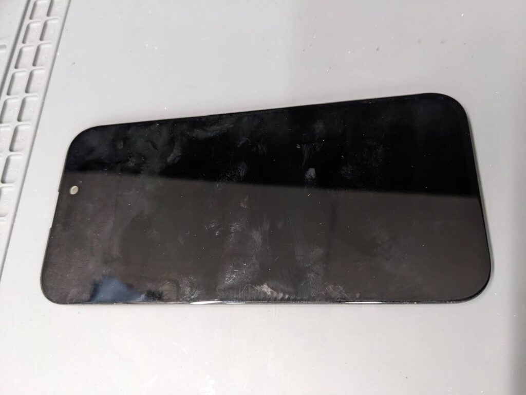 iPhone15 Proの液晶不良による画面交換修理前のフロントパネル