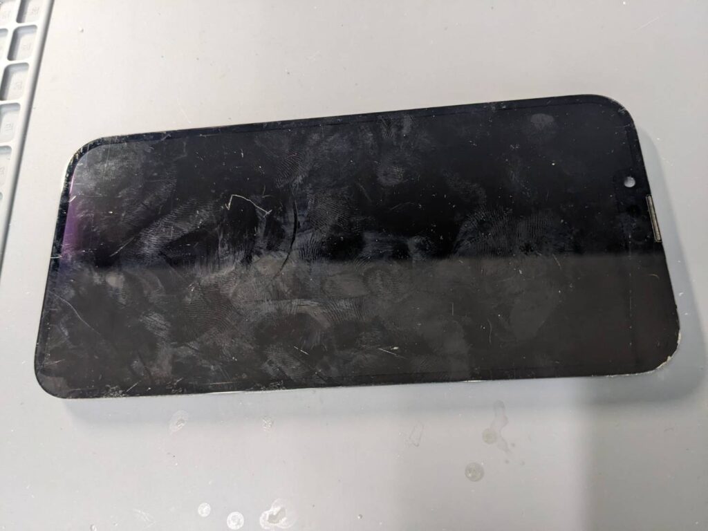 取り外した後のiPhone13Proの液晶不良パネル