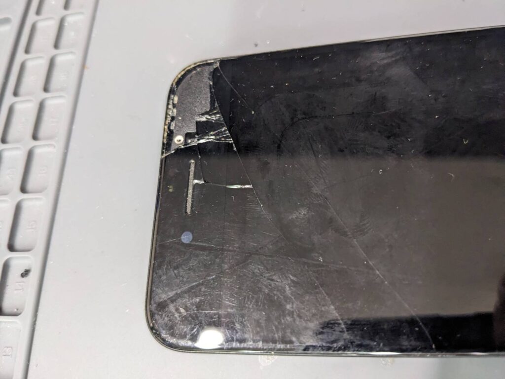 iPhone SE2の画面左上が大きく割れ液晶破損が発生した修理前の状態