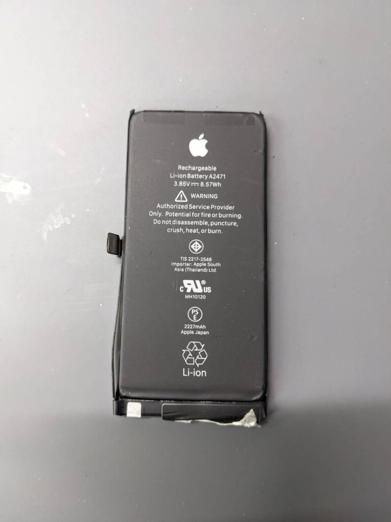 本体から取り外したiPhone 12 miniの劣化したバッテリー