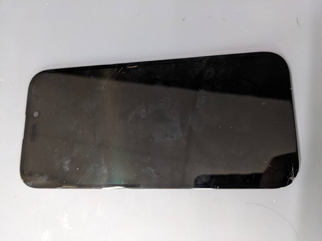 破損したiPhone 15のOLEDディスプレイ交換前の状態