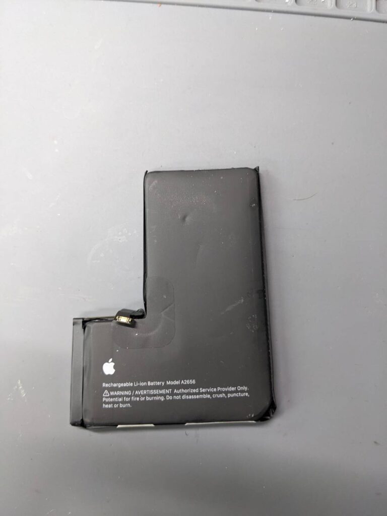 iPhone13Proから取り外した劣化した純正バッテリー