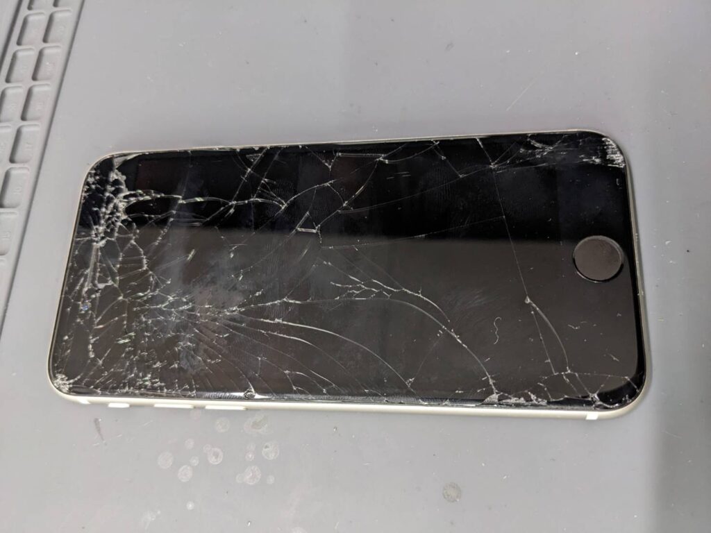 画面全体が激しく割れ液晶も破損したiPhoneSE3の修理前の状態