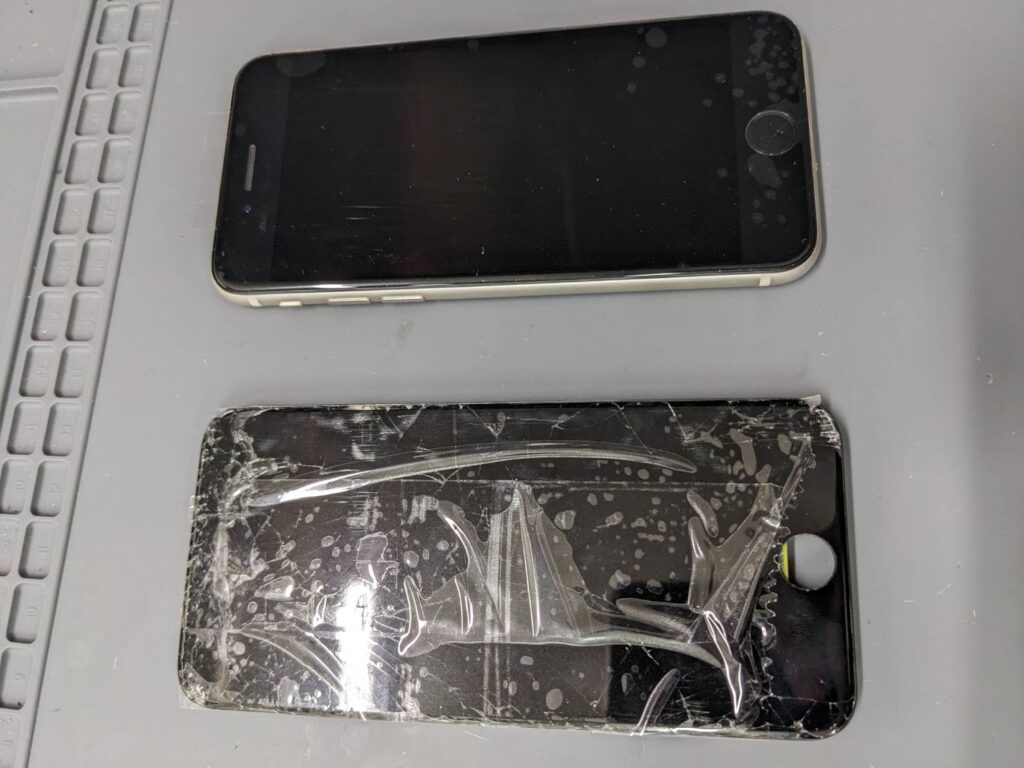 修理完了後のiPhoneSE3と割れてしまった交換前のiPhoneSE3のパネル