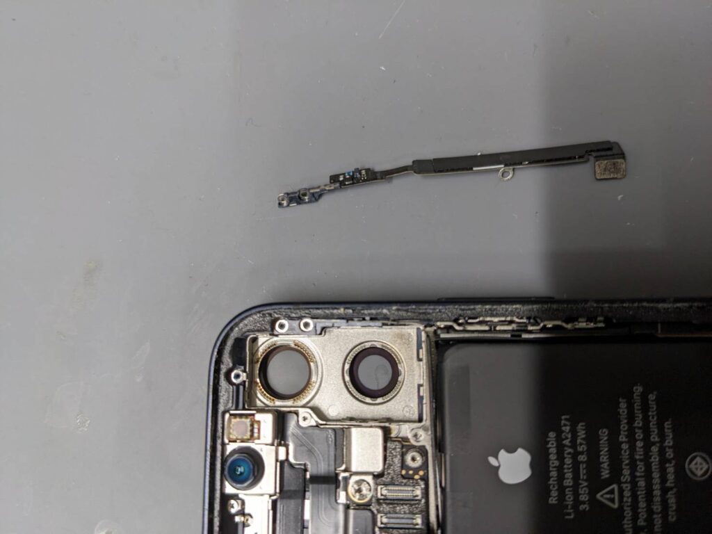 iPhone 12 miniから取り外したNFCアンテナ部品と本体内部