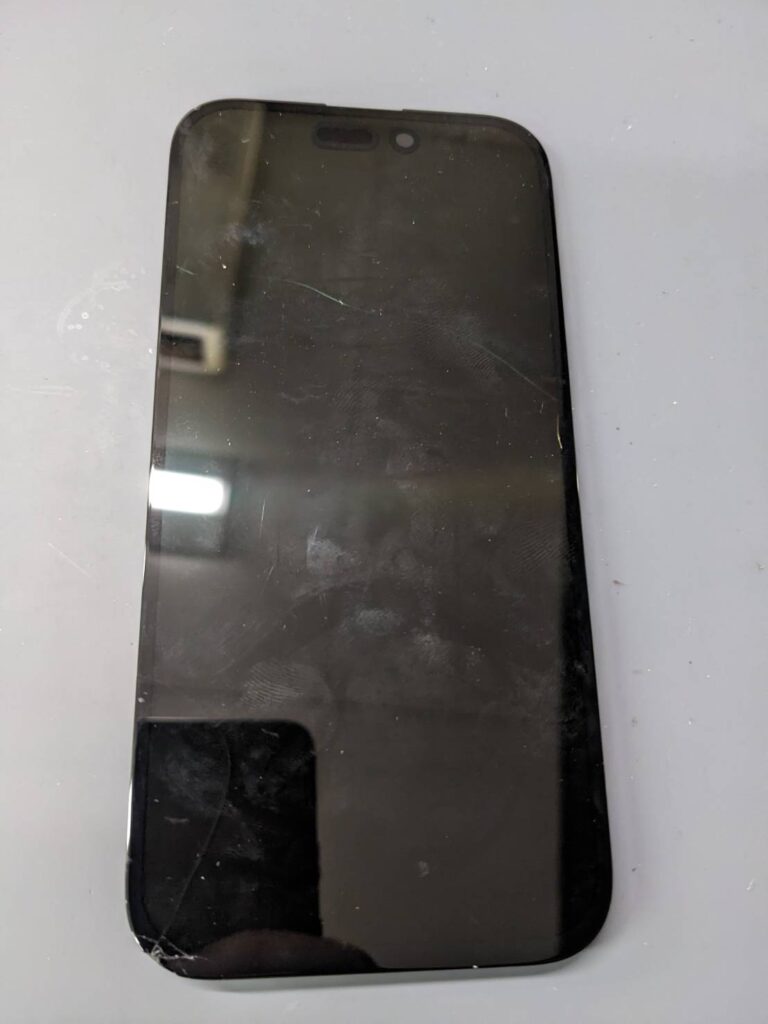 iPhone15の液晶破損した端末の取り外した後のフロントパネル