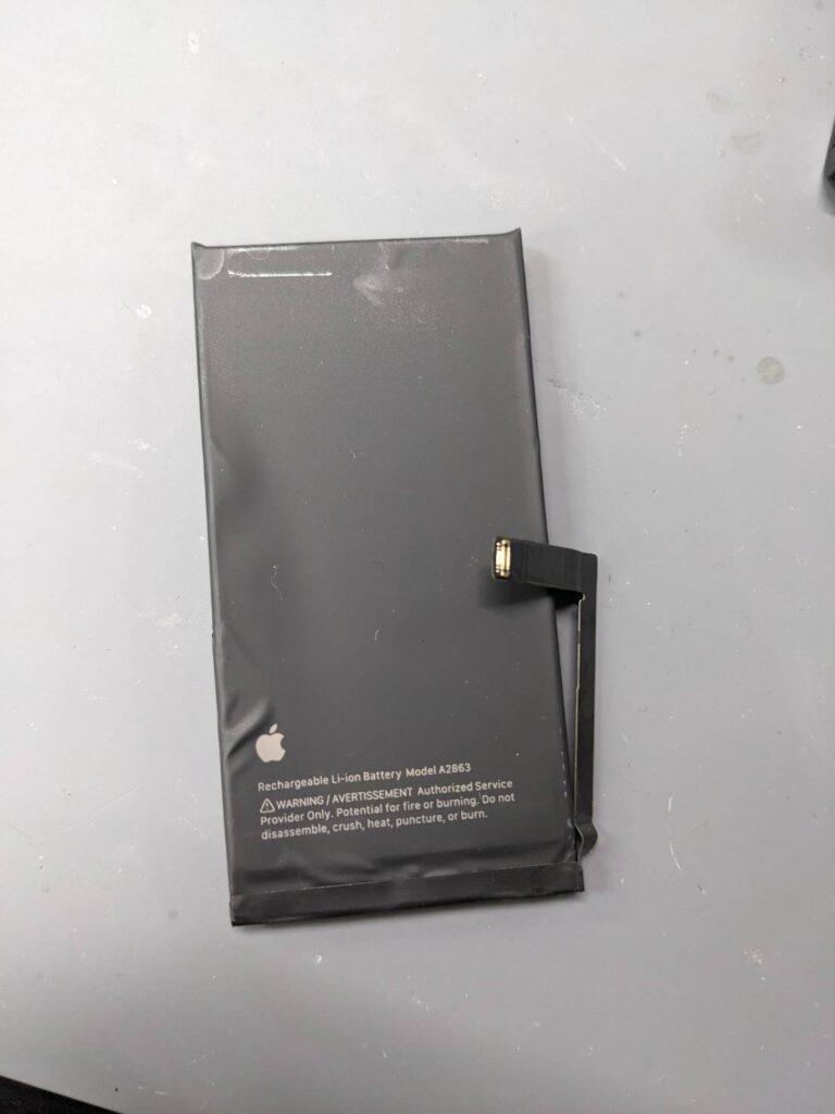 iPhone14のバッテリー交換修理で取り外した劣化バッテリー