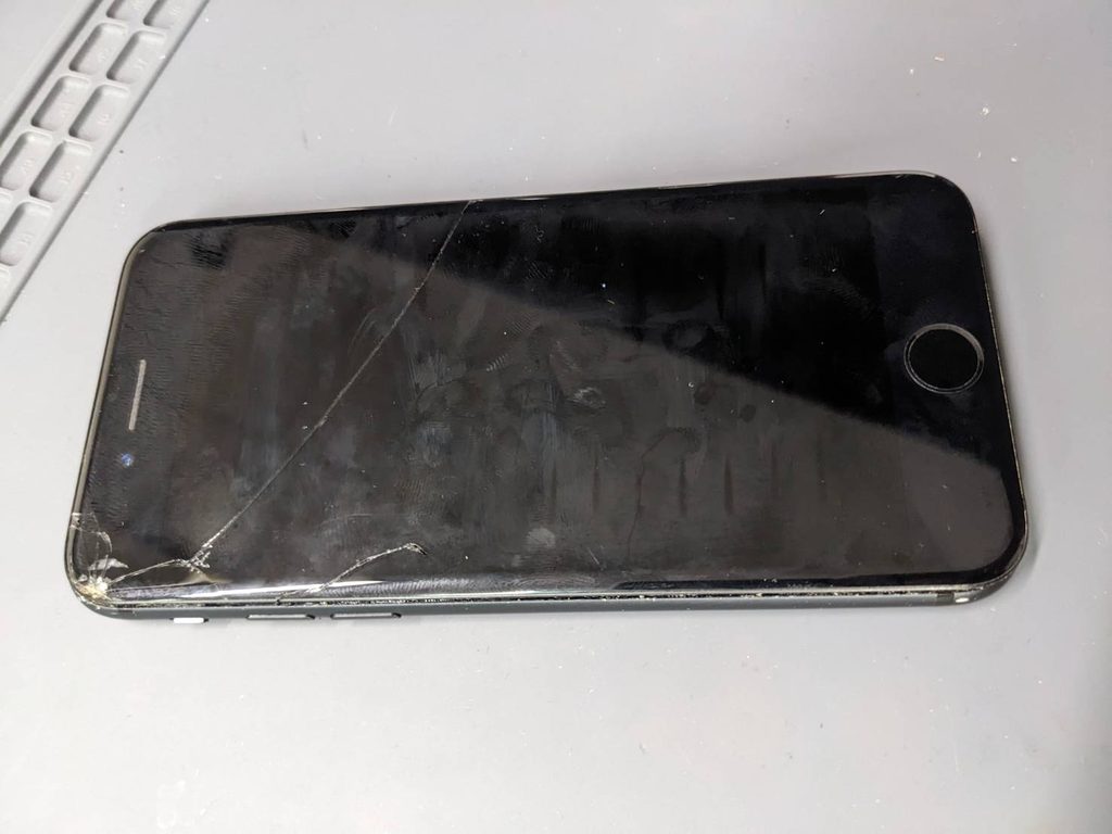 画面に大きなひび割れが入ったiPhone7