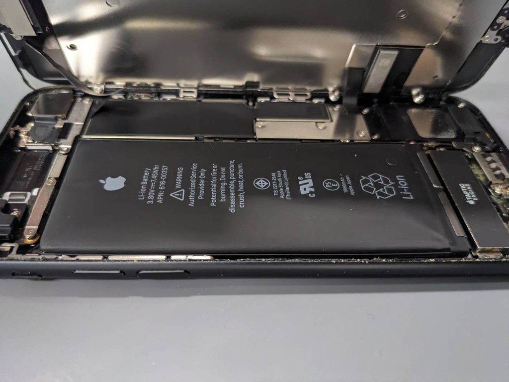 iPhone7の内部でバッテリーが大きく膨張している状態