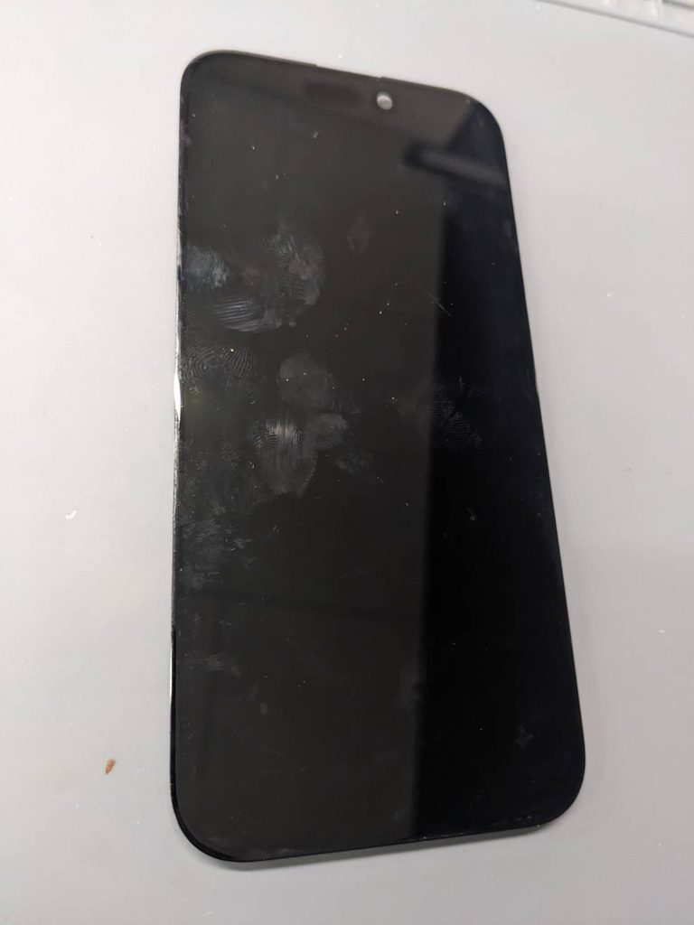 有機ELディスプレイにノイズが入って破損した取り外し済みのiPhone15Proのフロントパネル