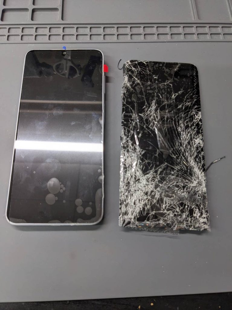 Galaxy A25 5Gの画面交換修理後の端末と取り外した画面割れディスプレイ