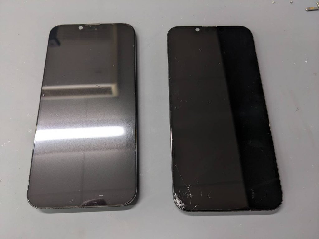 iPhone 14の破損した画面と交換用画面を並べた状態