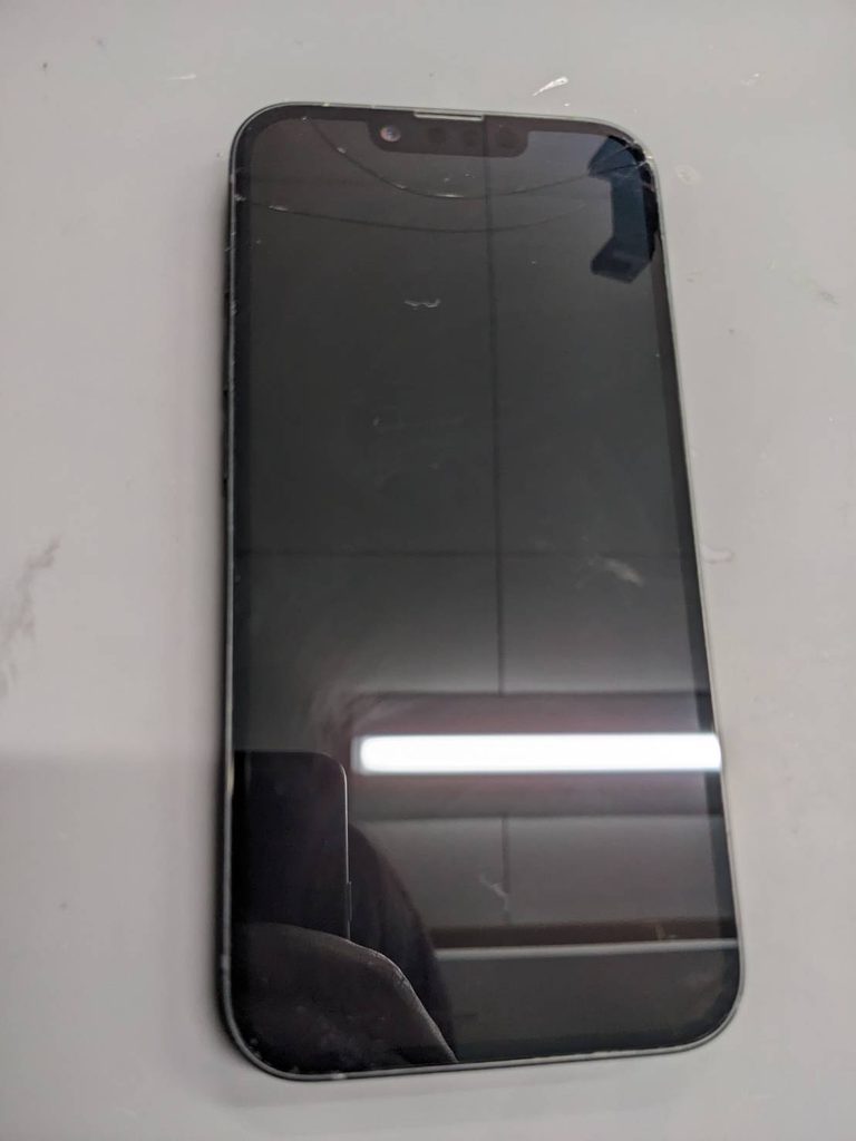 画面上部にひび割れが入ったiPhone 17eの破損画面