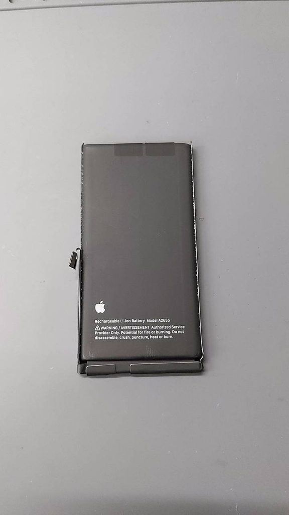 iPhone 13から取り外した交換前のバッテリー