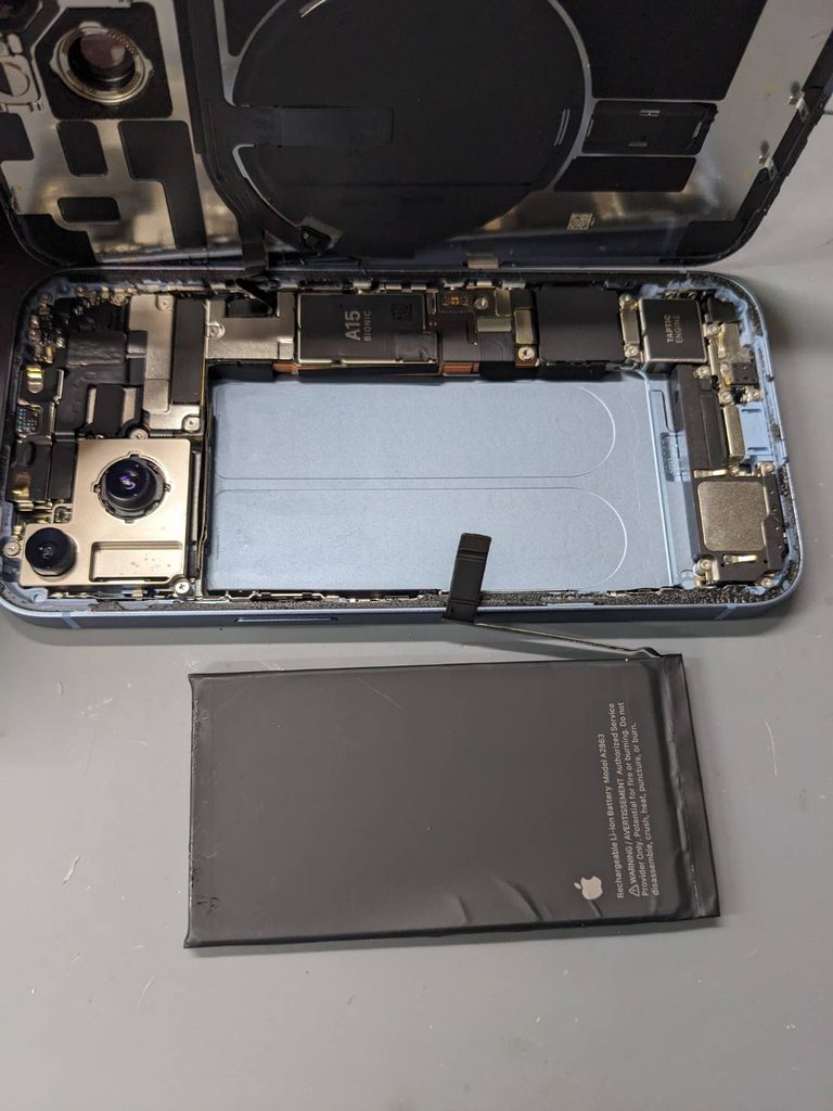 iPhone 14を開いてバッテリーを取り外した状態