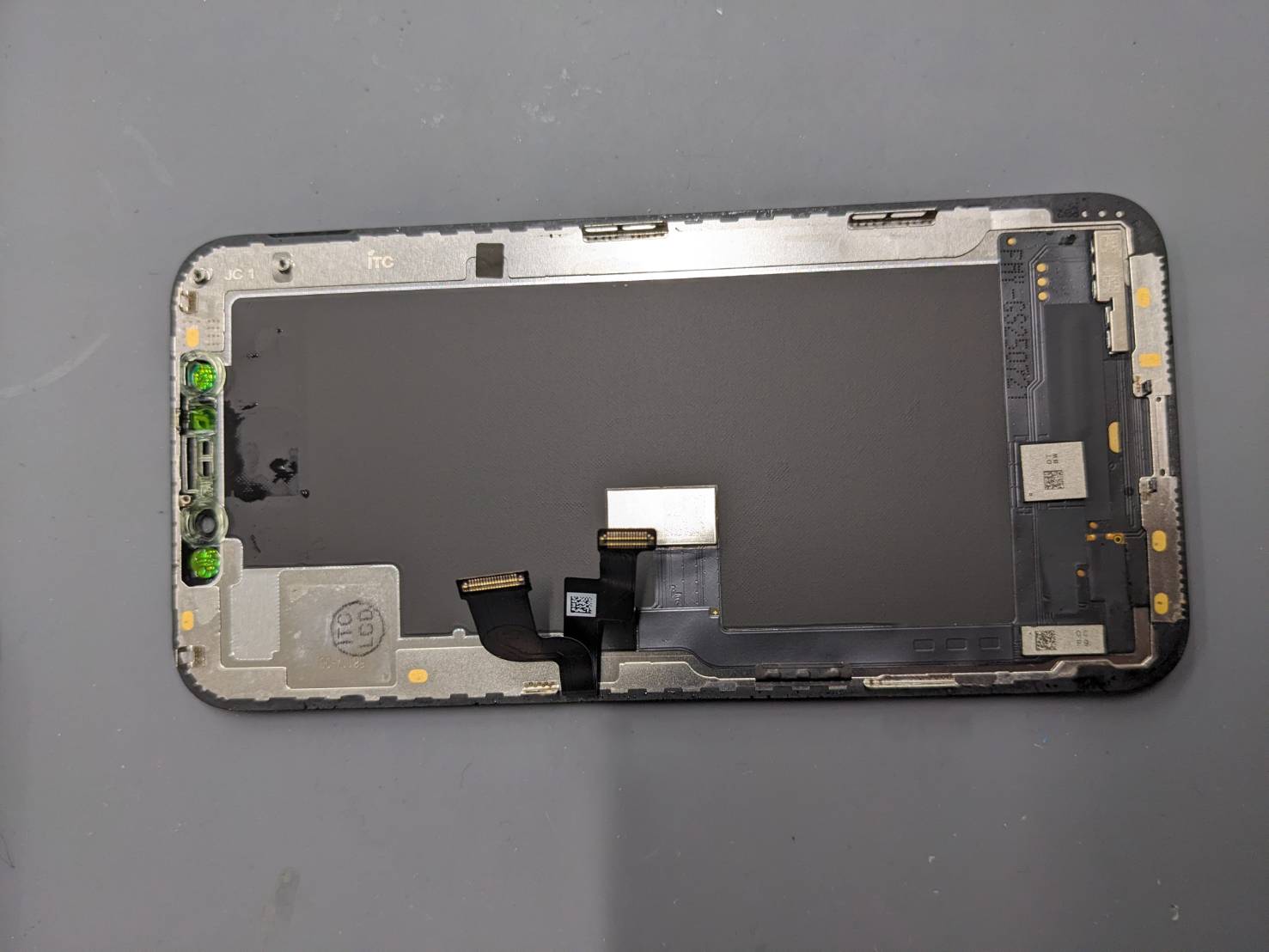 iPhone XS 水没画面修理｜大阪・梅田のスマフォドクター