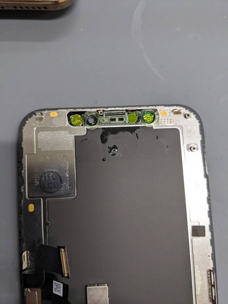 水没したiPhone XSのディスプレイ上部と内部部品の状態