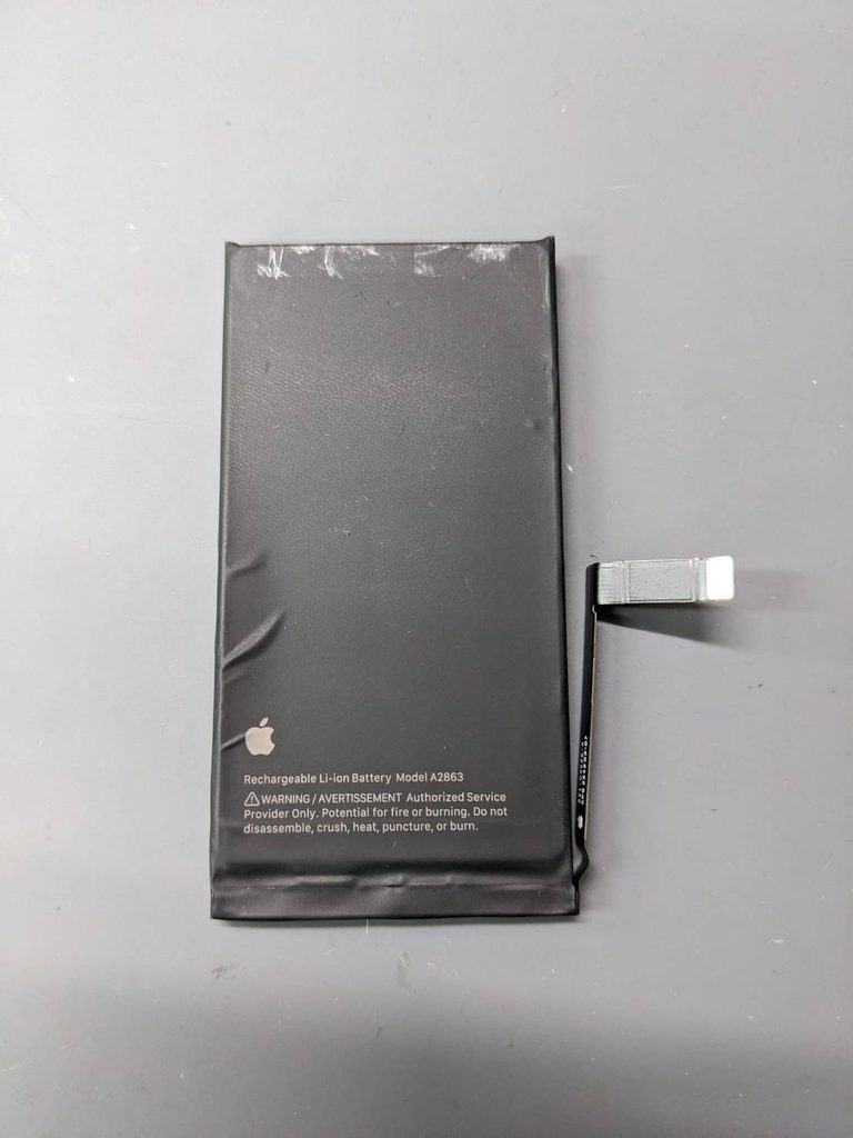 iPhone 14から取り外した劣化したバッテリー