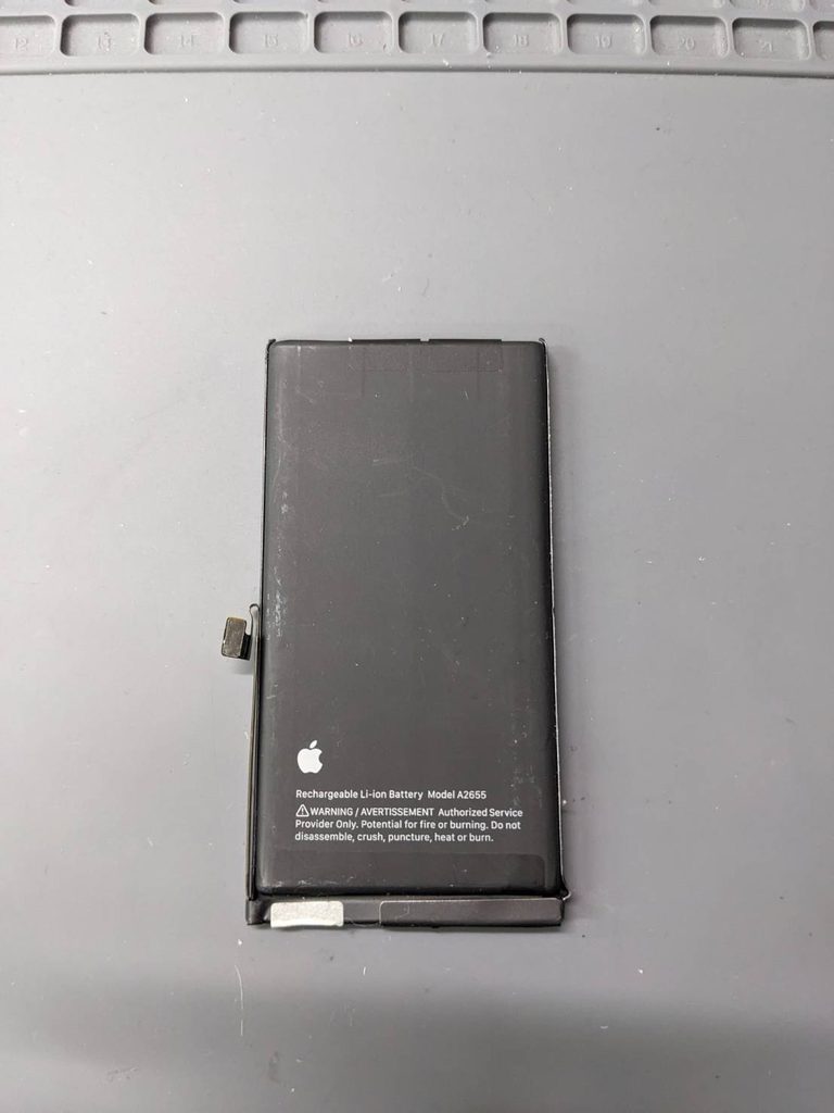 iPhone13 バッテリー交換修理で取り外したバッテリー