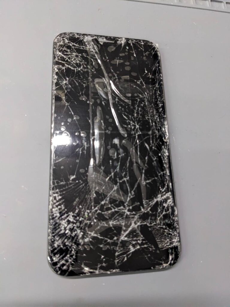 iPhone11画面割れ修理前の状態