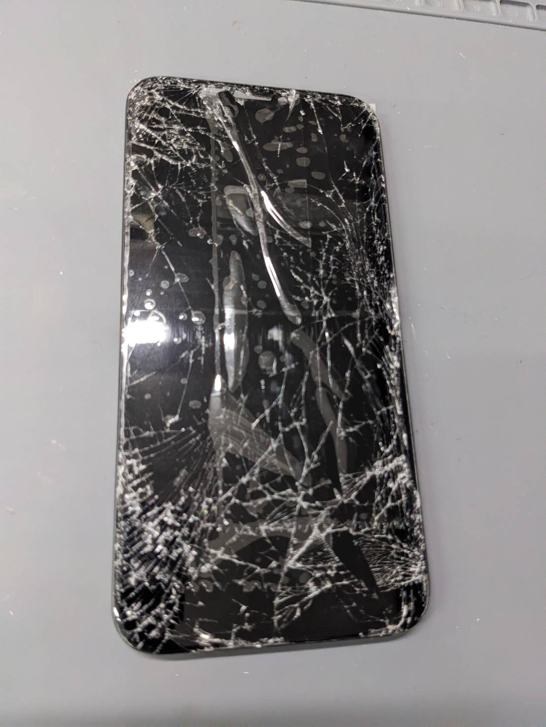 iPhone11 画面割れ修理｜大阪梅田のスマフォドクター