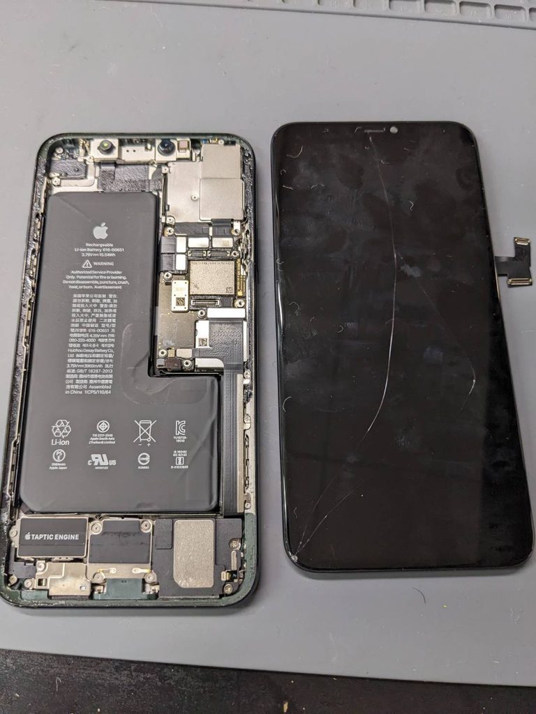 iPhone 11 Pro Maxのガラス割れ修理で本体からディスプレイを分離した状態