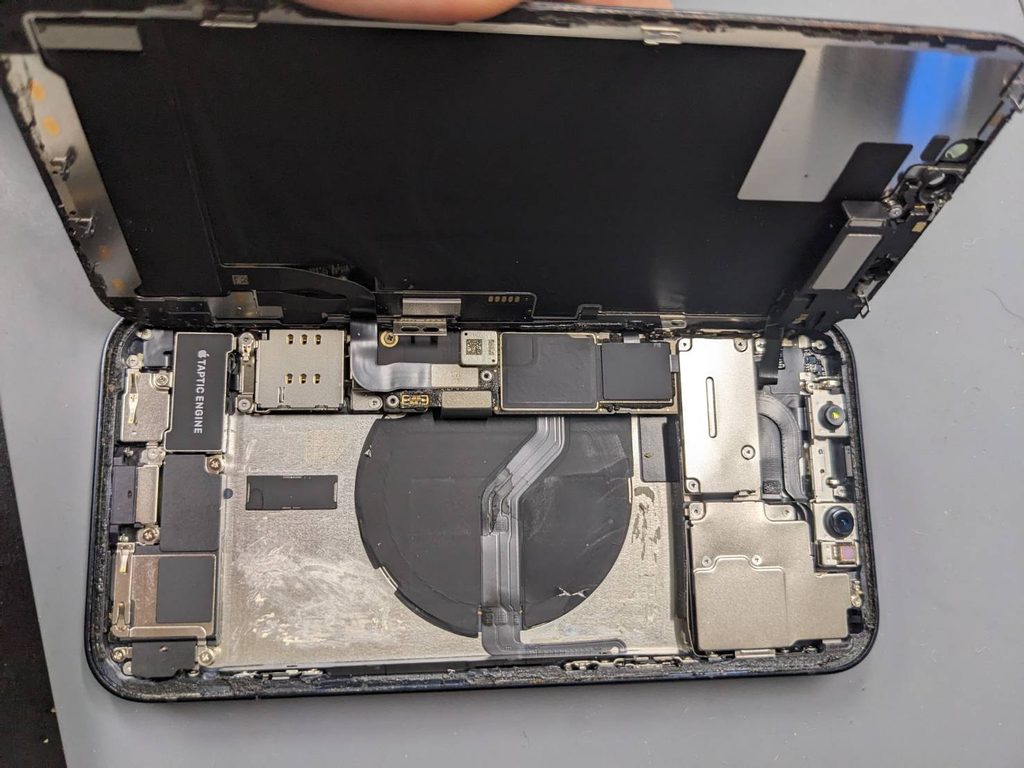 iPhone12バッテリーを取り外した端末内部