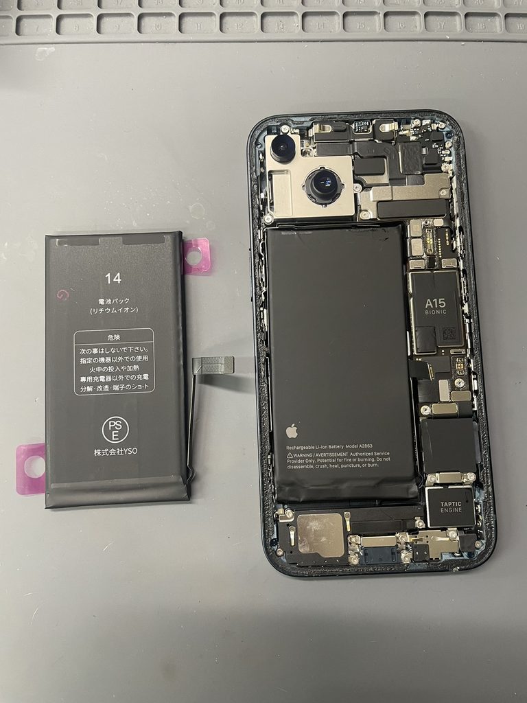 iPhone14バッテリー交換修理の作業風景